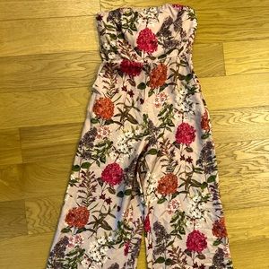 Floral jumpsuit. Strapless. Tie back. Pockets. Cropped ankles. Whistles. Size: 4